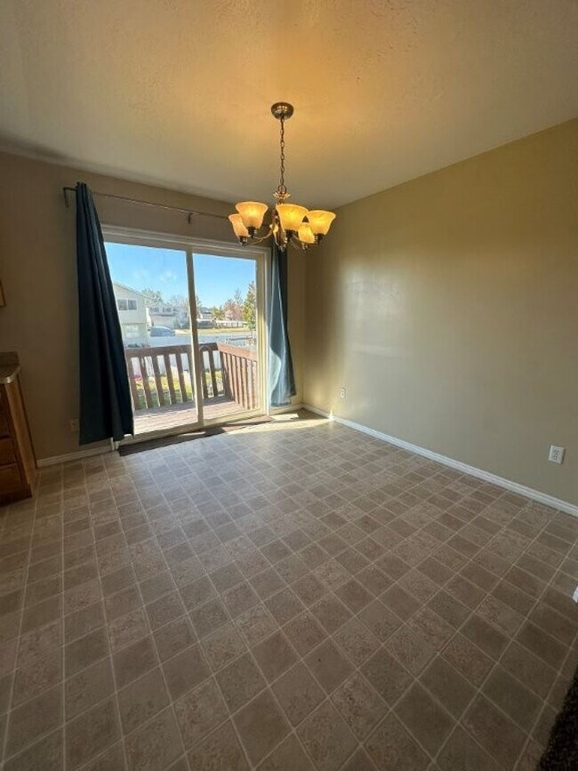 Foto del edificio - Move-In Ready 5-Bed with Garage, Yard & Up...