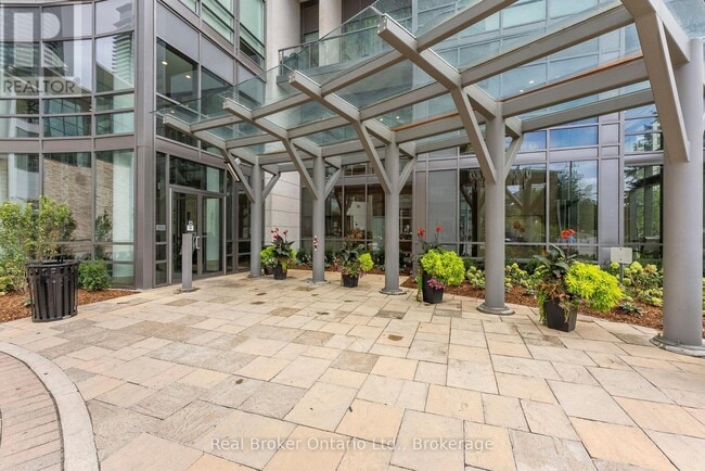 Photo du bâtiment - 2240 Lake Shore Blvd W