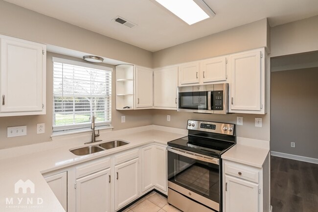 Building Photo - 11200 Leadenhall Ln