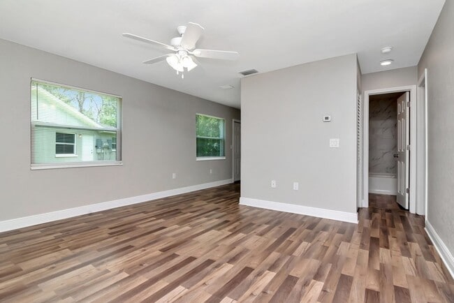 Building Photo - Beautifully Updated 3/2 in Bradenton — Up ...