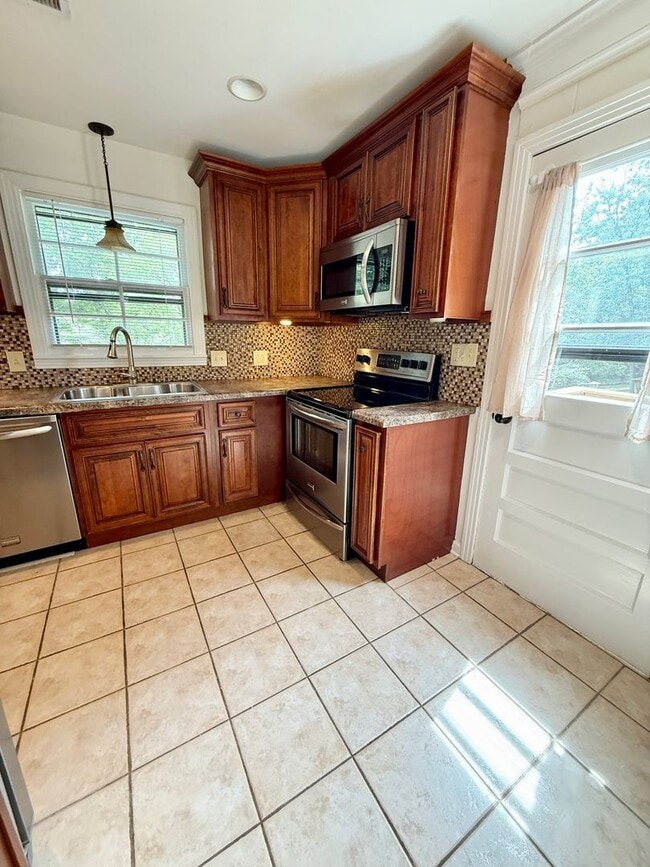 Building Photo - HUGE 4 Bedroom 2.5 Bath Donelson Ranch Cha...