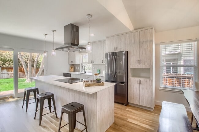 Foto del edificio - Remodeled 5 Bedroom Ranch in Willow Creek!