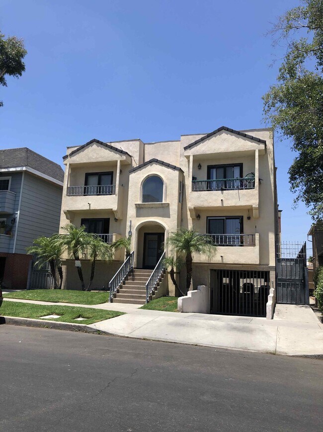 Building Photo - 11041 La Maida St