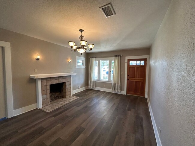 Building Photo - Beautiful 3 Bed 2 Bath Craftsman Home with...