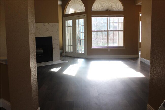 Building Photo - 3402 Los Alamos Ln