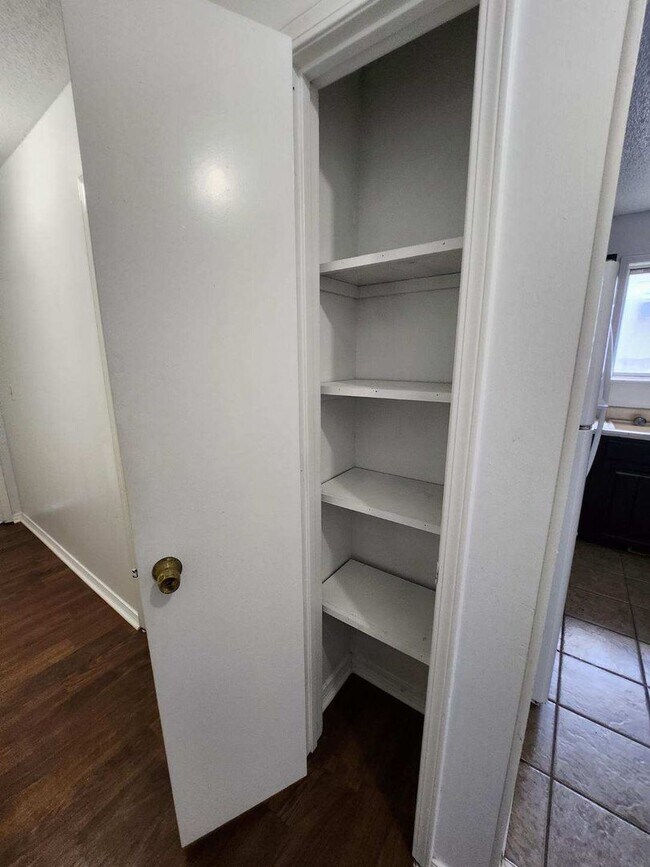 Foto del edificio - Great 2 bedroom 1 bath Duplex with attached garage