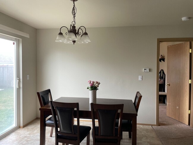 Building Photo - Convenient Location 10 minutes to JBLM Eas...