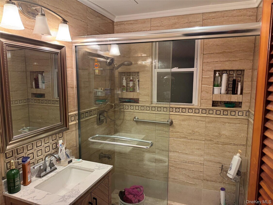 Foto del edificio - 8315 Little Neck Pkwy