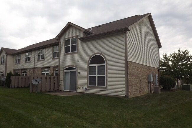 Building Photo - Spacious 2 story Beavercreek Condo