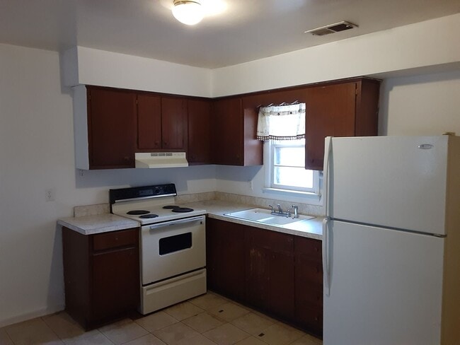 Building Photo - 317-317 Hurdle Dr