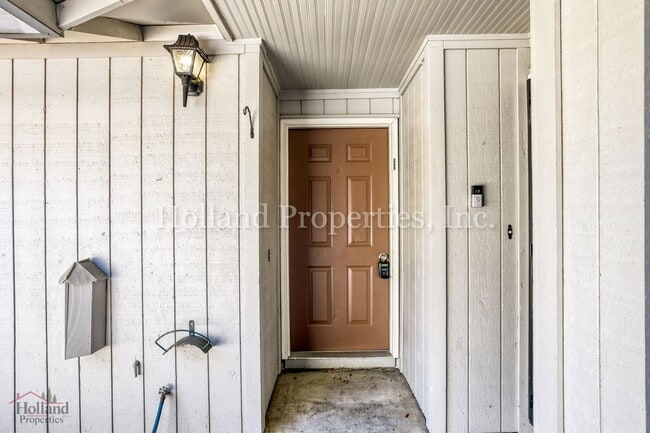 Building Photo - 6685 SW 192nd Ave