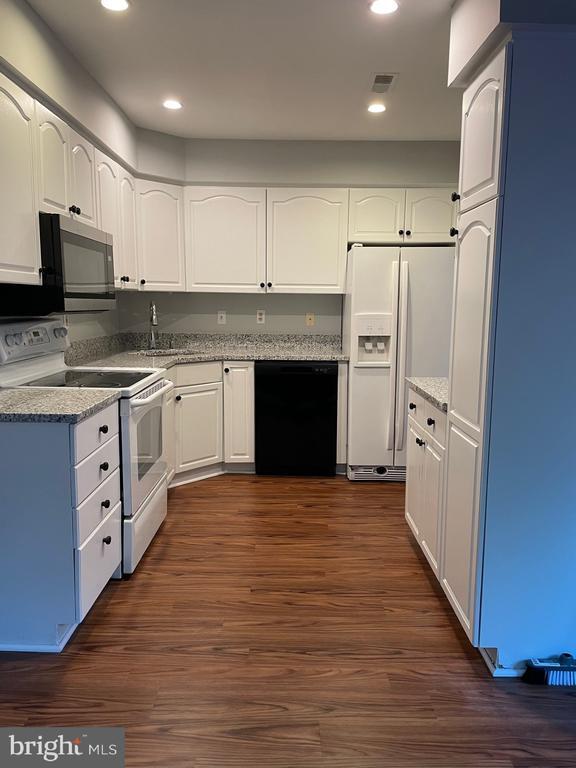 Building Photo - 8048 Hilliard Dr