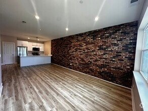 Building Photo - 400 S Main Pl