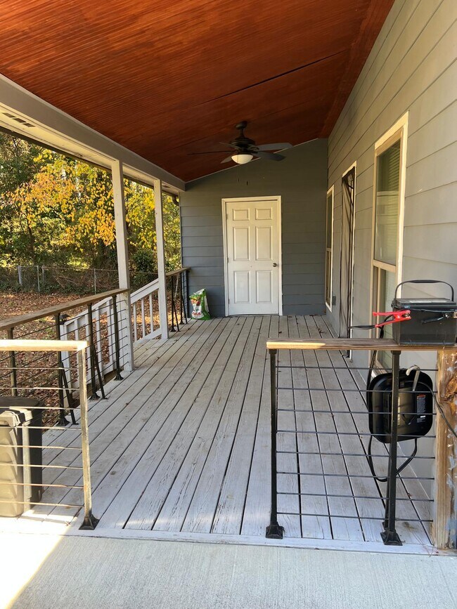 Foto del edificio - 6012 Meadowbrook Dr