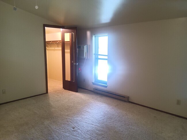 Building Photo - 2 Bedroom 1.5 bathroom condo