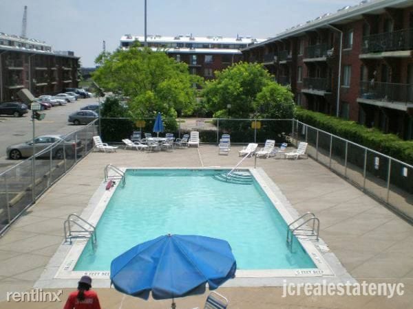 Building Photo - 10825 Seaview Ave