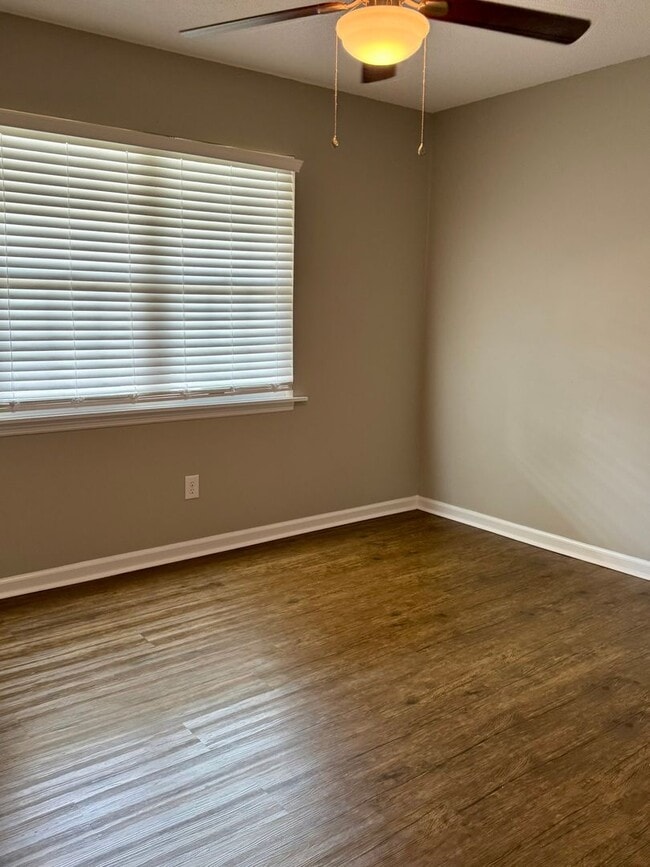 Building Photo - 001 University Ct