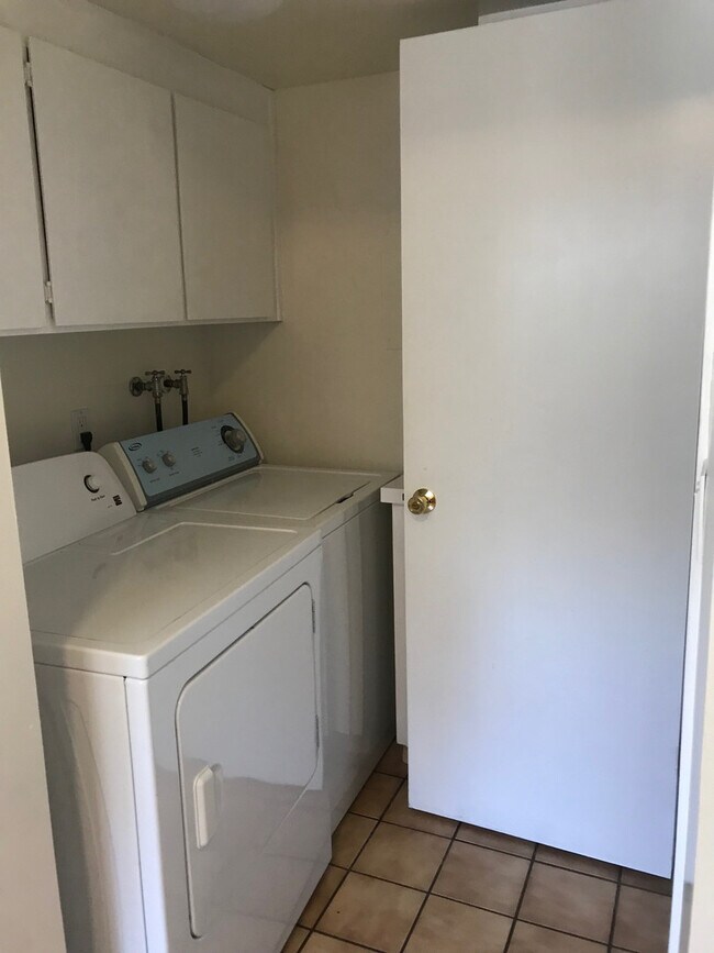 Foto del edificio - Cozy & Centrally Located 3 Bedroom Townhou...