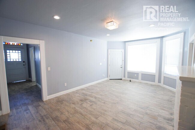 Foto del edificio - Renovated 5BR Home with Parking & Outdoor ...