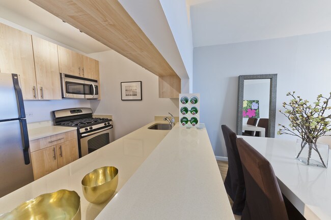 Building Photo - 520 W 43rd St