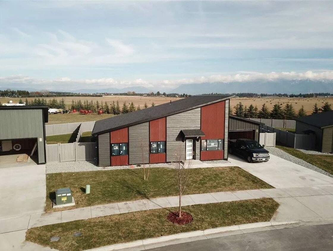 Mountain Modern New 3 Bed, 2 Bath home in House Rental in