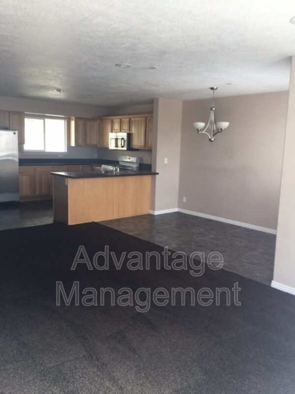 Building Photo - 1333 Alpine Way