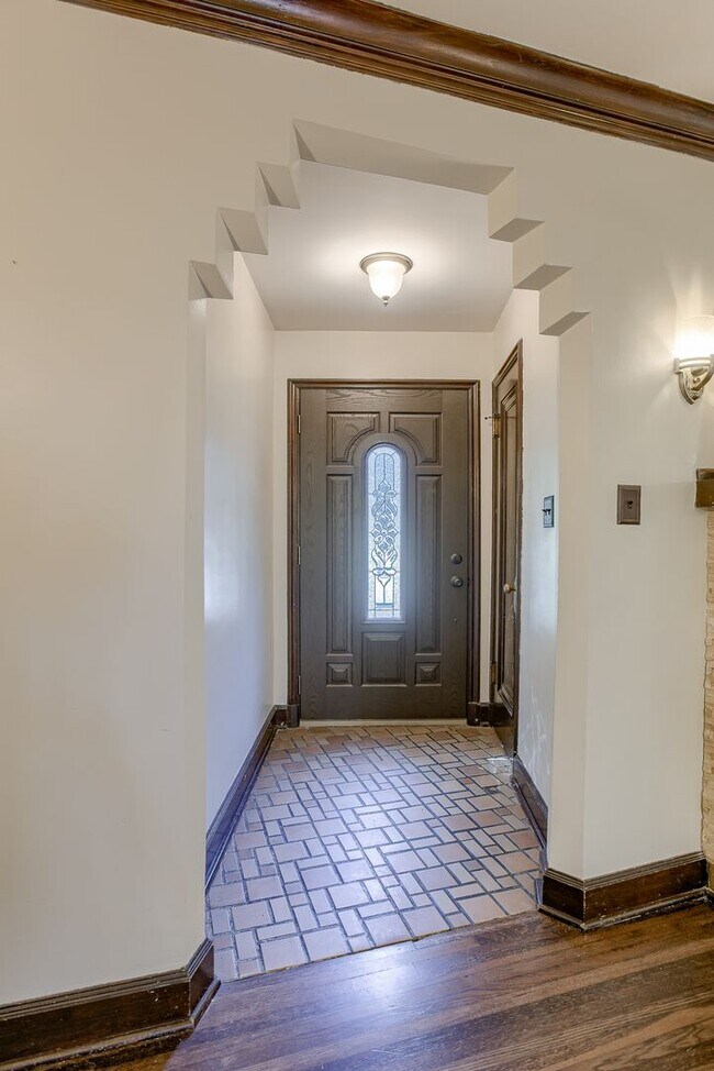 Building Photo - Beautiful 3 Bedroom In Happy Hollow!!