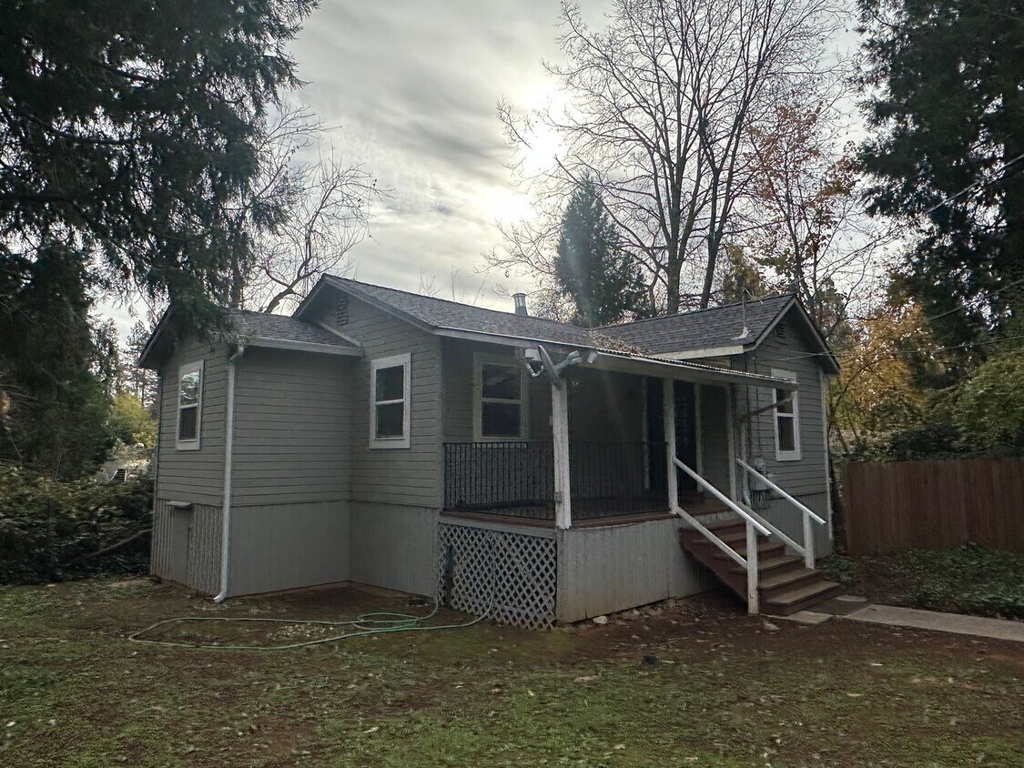 Foto principal - Cozy Quiet Grass Valley Charmer - 1/1 650 SF (Driveway, Parking, & Yard)