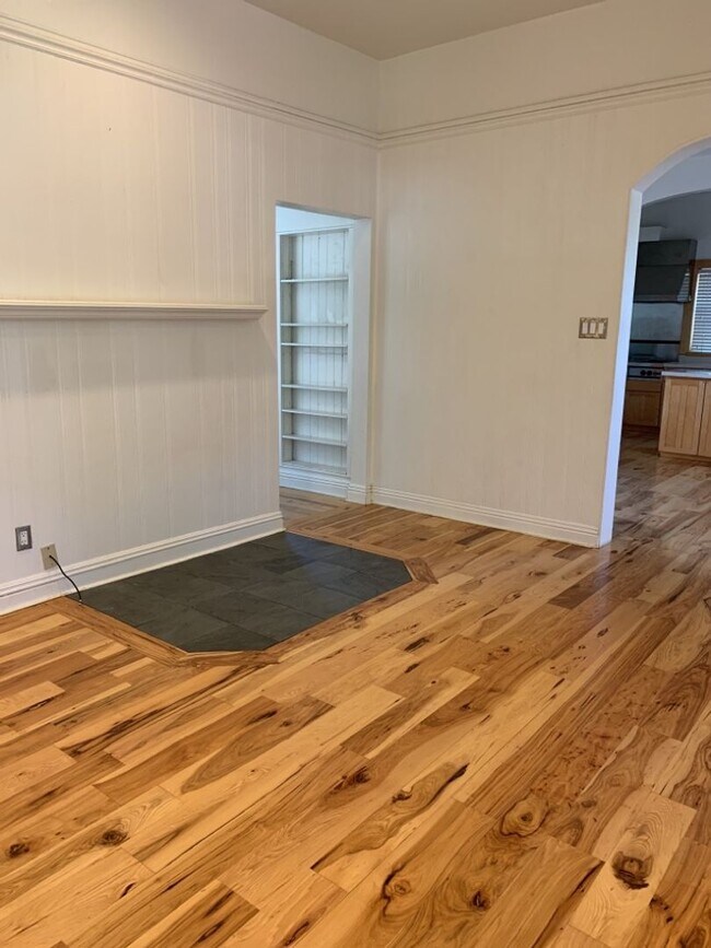 Foto del edificio - Rare Downtown Davis Gem with Wraparound Porch & Updated Interior
