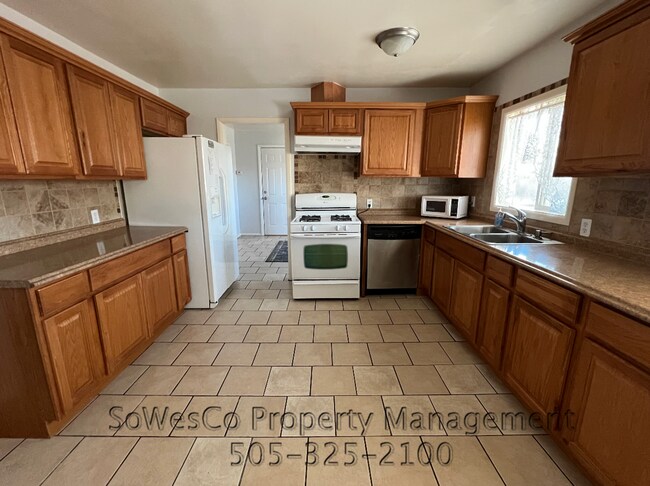 Foto del edificio - 3 Bedroom 1.5 Bath House with Garage