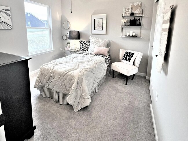 Building Photo - 231 Burrograss Dr