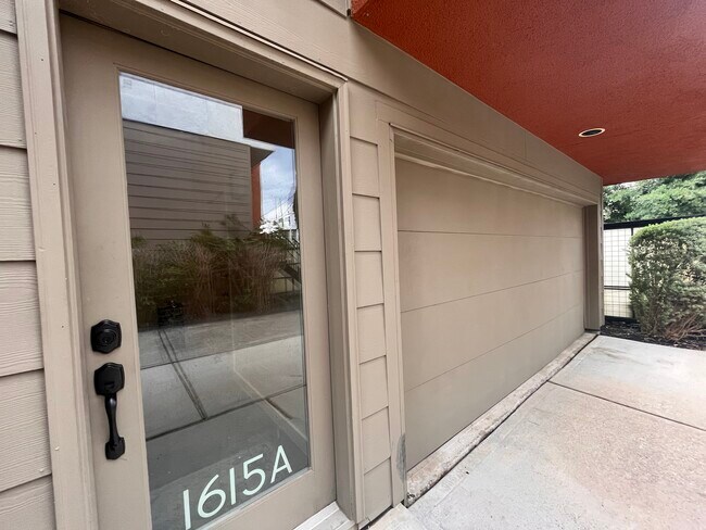 Entrance - 1615 Knox St