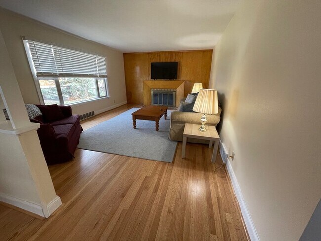 Building Photo - Newly renovated, pristine 4 bedroom house