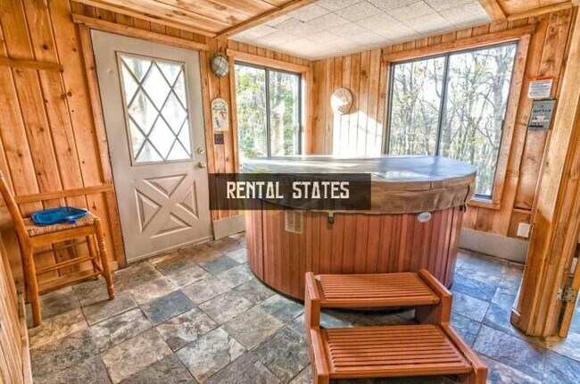 Foto del edificio - 5 bedroom in Lake Harmony PA 18624