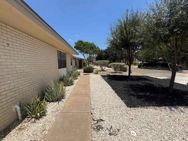 Foto del edificio - 626A Birchwood Ln
