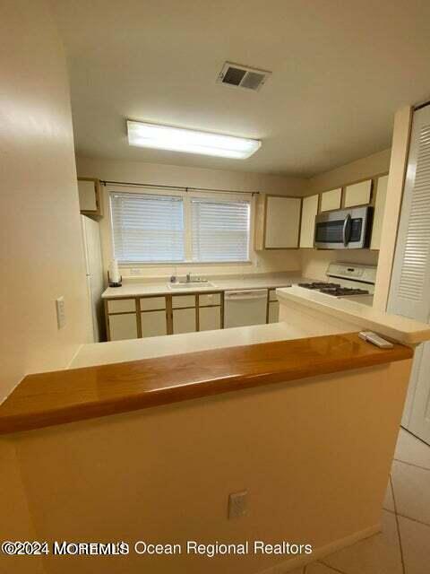 Building Photo - 106 Whispering Oaks Way