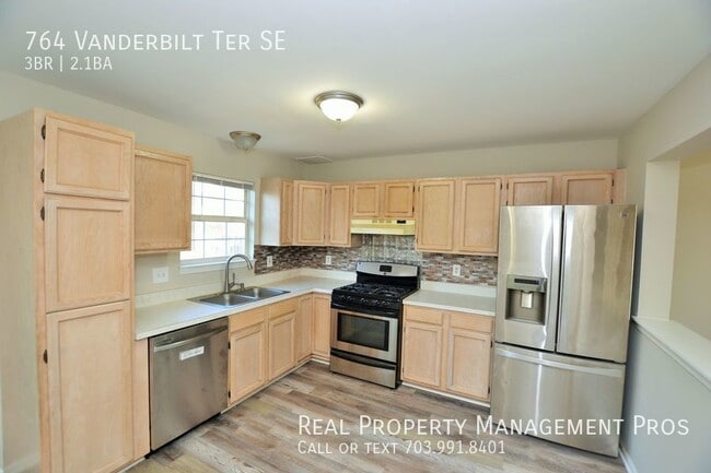 Building Photo - Beautifully Updated 3 Bedroom Townhouse in...