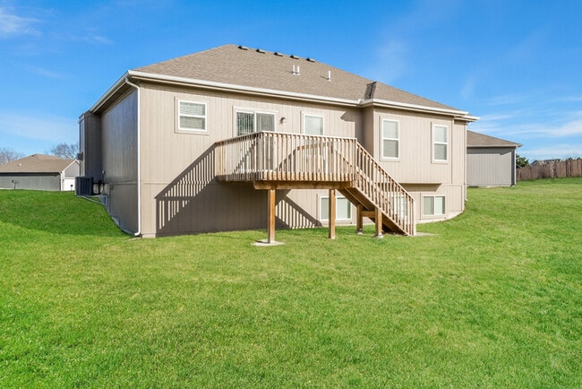 Building Photo - Fantastic 4bd/3ba home! Coming soon!