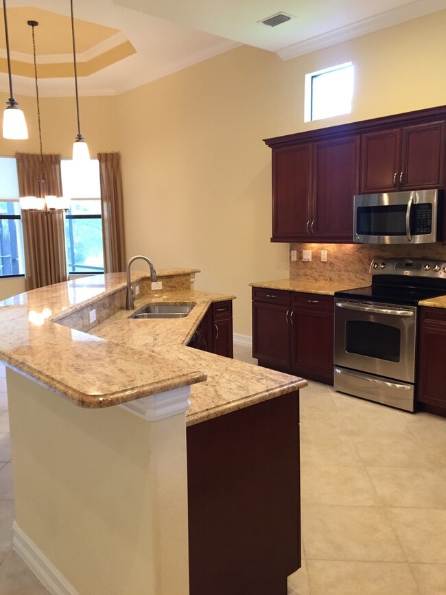 Building Photo - ~3 bed+Den/3 bath Pool Home in desirable N...