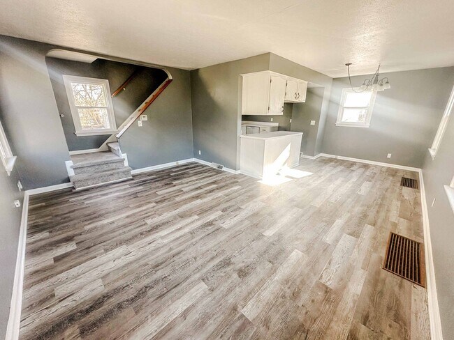 Foto del edificio - Beautiful two bedroom home with bonus room, finished basement, dishwasher, and many updates!