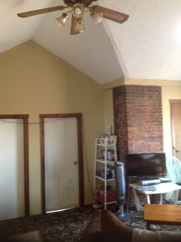 Foto del edificio - Spacious Downtown 2 Bedroom Attic Apartment