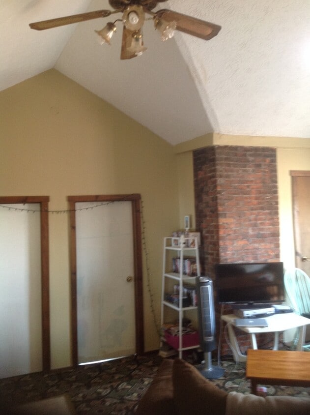 Building Photo - Spacious Downtown 2 Bedroom Attic Apartment