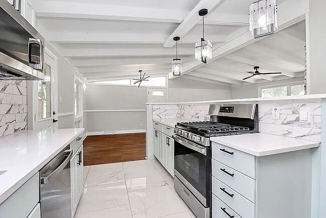 Foto del edificio - Room in House on Milford Rd