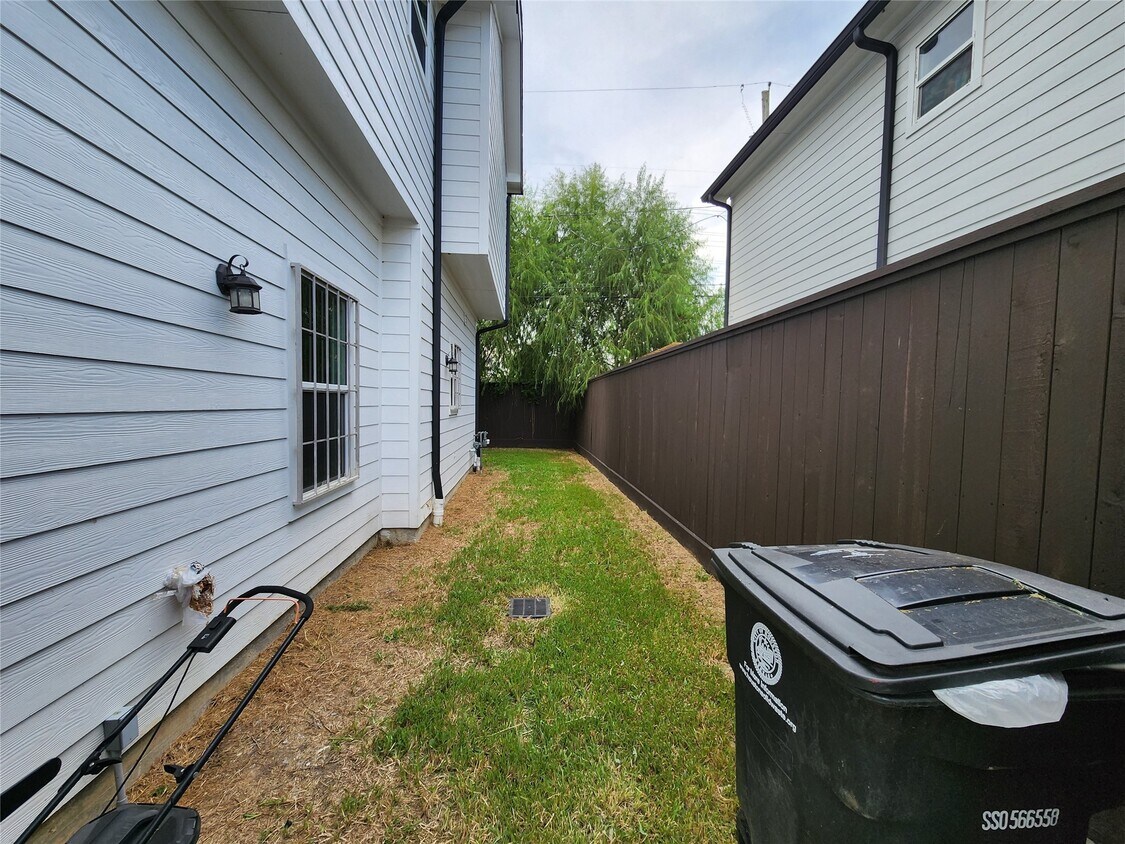 Primary Photo - 2202 Lynnfield St