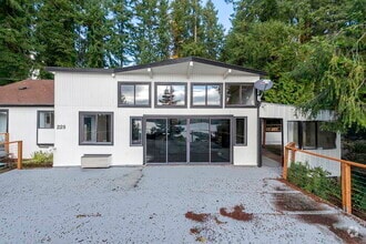 Building Photo - 228 Lakeview Dr
