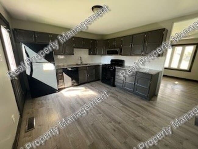 Building Photo - Three bedroom ranch in Hessville