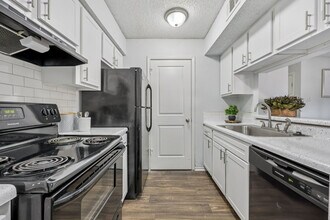 Upgraded Modern Kitchen - Creekside on the Green