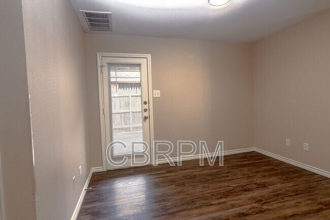 Building Photo - 505 N Chicago Ave