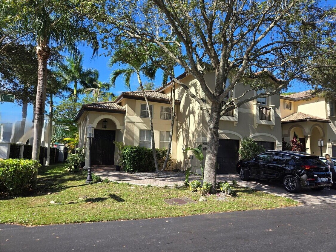 Foto principal - 4874 NW 111th Ct