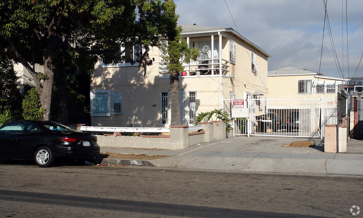 Primary Photo - Duplex + 3 Cottages + Sfr